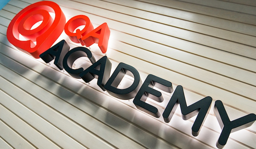 Логотип QA Academy на входе в обучающий центр